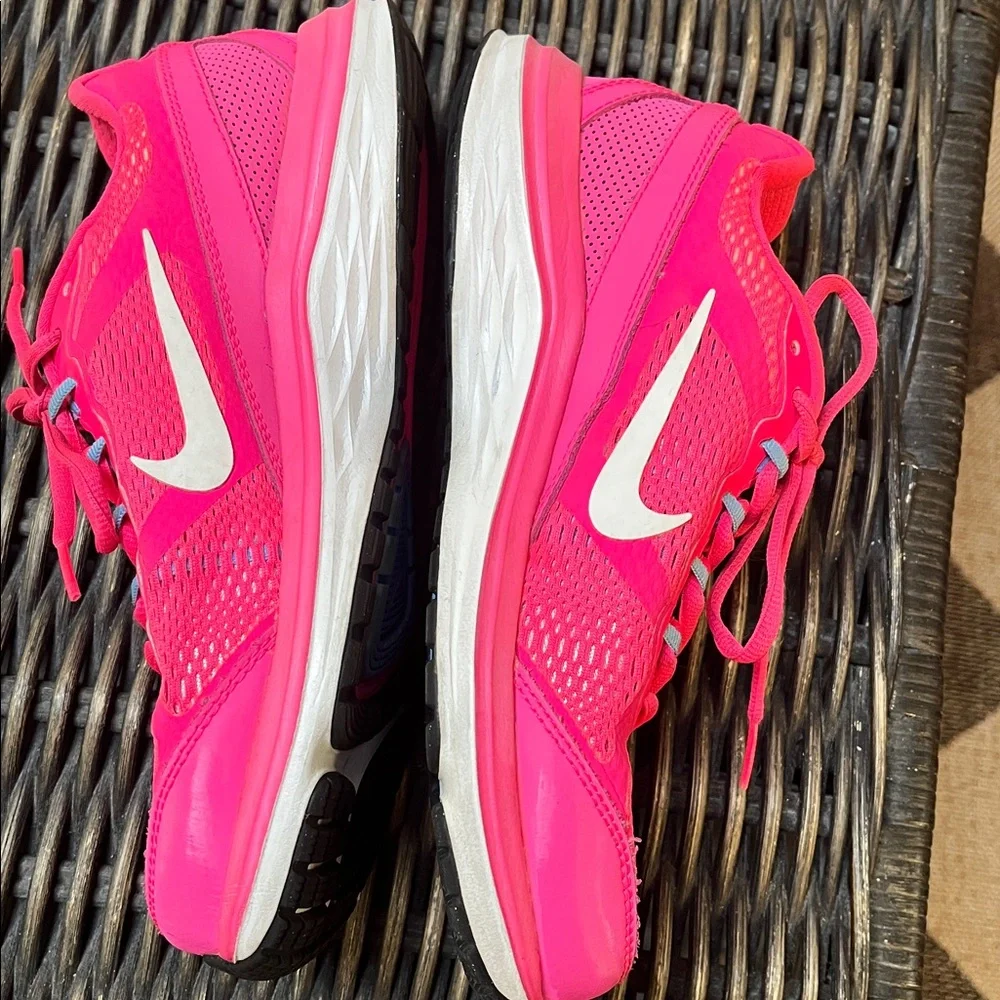 Nike Women's Bright Pink Athletic Shoes - Picture 6 of 10